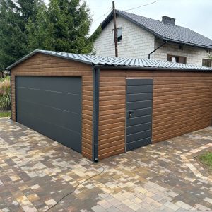 6 m x 5,8 m-es lemezgarázs, szekcionált kapuval, famintás kivitelben, cserepeslemez tetővel