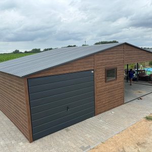 5×6 m-es fa hatású lemezgarázs + 5 m-es fedett beálló, fa mintázatú kivitelben