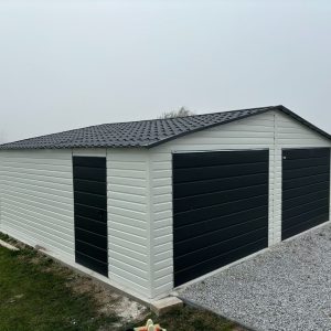 8×6 m-es lemezgarázs, billenőkapukkal, páralecsapódás elleni filccel és cserepeslemez tetővel
