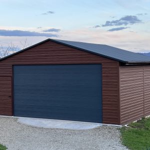 6×6-os fa hatású lemezgarázs grafit színben, szekcionált kapuval