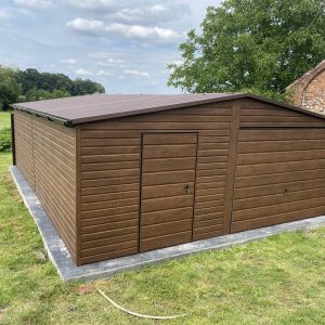 6 m x 7 m-es famintás lemezgarázs, billenőkapuval és ajtóval