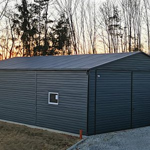 7×20-as lemezcsarnok, grafit színű, kétszárnyú ajtóval – mezőgazdasági gépekhez