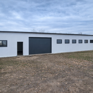 27 m x 7 m-es hőszigetelt csarnok PIR 60 mm szendvicspanelből, 3 m x 9 m-es kocsibeállóval