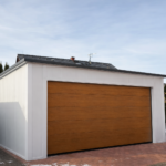 6 m x 8 m-es hőszigetelt garázs PIR 60 mm szendvicspanelből, fehér és grafit kivitelben